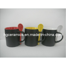 Taza del cambio del color con la cuchara, taza del cambio del color de la cuchara